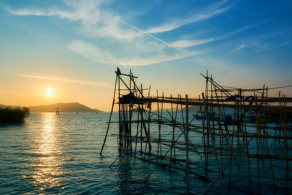 Coastal construction and scaffolding access for seafront property